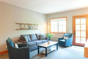 ein Wohnzimmer mit einem Sofa und 2 Stühlen in der Unterkunft The Suites on Main in Leavenworth