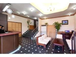 un vestíbulo con bar, sillas y escaleras en Hotel Hayashi - Vacation STAY 49821v, en Beppu