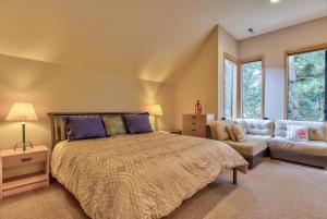 サンリヴァーにあるEaglewood - Unit 8の大きなベッドとソファのある寝室 +45枚の写真