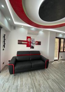 - un salon avec un canapé noir dans l'établissement La casa di SELLY 2 - A Due Metri Dal Mare-, à Bergeggi