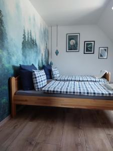 コウチェボにあるZakatek Malaのベッドルーム1室(青と白の枕が備わるベッド1台付)