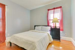 een slaapkamer met een bed, een lamp en een raam bij Convenient Springfield Apartment 3 Mi to Downtown! in Springfield