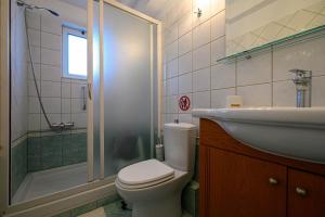 A bathroom at Marine Luxury Apartment Kalamata