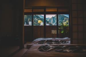 神戸市にあるWASEIDOU ZEN - Vacation STAY 17216vのベッド2台、山の景色を望む窓が備わる客室です。