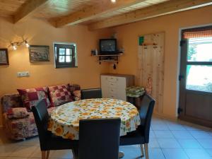 索卡的住宿－Cottage Lepena，一间带桌子和沙发的用餐室
