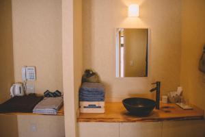 un baño con lavabo y un bol en una encimera en WASEIDOU ZEN - Vacation STAY 17230v en Kobe