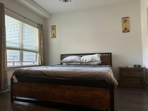 Een bed of bedden in een kamer bij Elegant Atlanta Stay