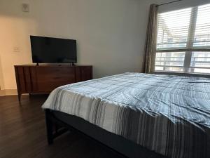 Een bed of bedden in een kamer bij Elegant Atlanta Stay