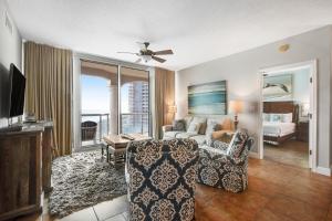 uma sala de estar com um sofá e uma cama em Portofino Island Resort & Spa 1-1402 em Pensacola Beach