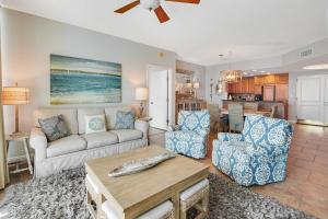 un soggiorno con divano e sedie di Portofino Island Resort & Spa 1-1402 a Pensacola Beach