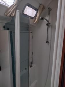 Ένα μπάνιο στο Private room on Sailing Yacht 'Victoire'