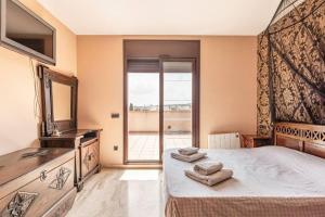 Un dormitorio con una cama con dos toallas encima. en Casa rustica con piscina y jardin, en Pineda de Mar 21 fotos más