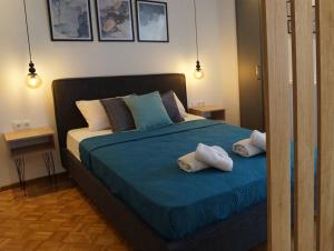 1 dormitorio con 1 cama con 2 almohadas en Διαμέρισμα σε πολυκατοικία en Serres