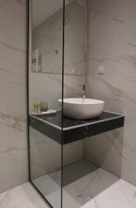 y baño con lavabo y espejo. en Διαμέρισμα σε πολυκατοικία en Serres