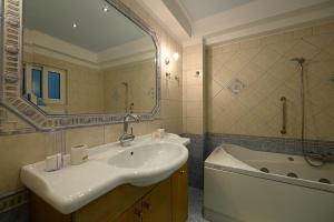 Koupelna v ubytování Marine Luxury Apartment Kalamata + 37 fotografií