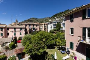 - une vue sur une ville avec des bâtiments dans l'établissement Casa mia a Nervi, à Gênes