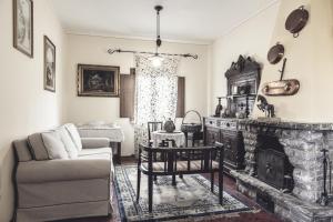sala de estar con sofá y chimenea en La Villa Del Cedro, en Ciggiano