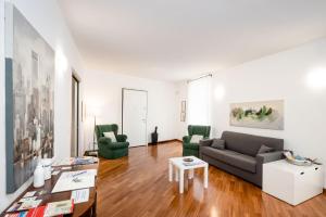 een woonkamer met een bank en 2 groene stoelen bij Casa mia a Nervi in Genua