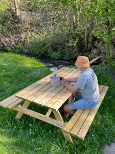 Hostia v ubytovaní Dreiländerblick, nabij piste met sauna en tafeltennis