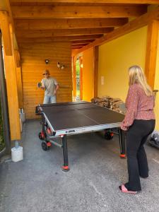 Stolný tenis v ubytovaní Dreiländerblick, nabij piste met sauna en tafeltennis alebo v jeho okolí