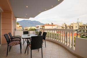 een balkon met een tafel en stoelen en uitzicht bij Marine Luxury Apartment Kalamata in Kalamata