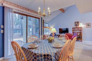 uma sala de jantar com mesa e cadeiras em Quelah Condo - Unit 11 em Sunriver