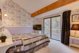 a bedroom with a bed and a large window at Quelah Condo - Unit 11 in Sunriver