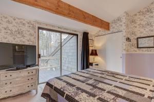 um quarto com uma cama e uma grande janela em Quelah Condo - Unit 11 em Sunriver