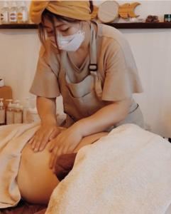 HiokiI&I hostel (旅宿酒場 アヤナイ)的戴面具的女士在病人身上工作