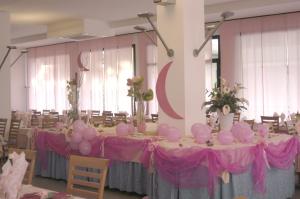 ベッラーリア・イジェア・マリーナにあるFlorida Park Hotelのピンクのテーブルと椅子が備わる宴会場