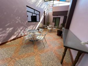 einen Balkon mit einem Tisch und Stühlen auf einer Etage in der Unterkunft Capital DF Inn in Mexiko-Stadt
