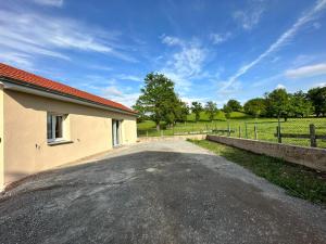 a dirt road next to a building and a field at Tiny House moderne et son jardin privé - 5mn Roanne 
