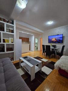 een woonkamer met een bank en een tafel bij Duca apartmani in Šabac