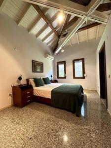 um quarto com uma cama grande num quarto em Ultra Lüx Tarihi Villa em Yenice