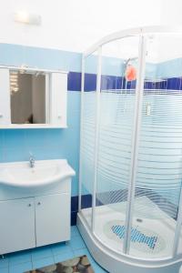 bagno con doccia e lavandino di Villa Daniella studio with private pool a Nisakion