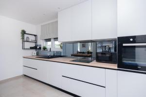 Nhà bếp/bếp nhỏ tại Villa Balić - Podstrana +17 ảnh