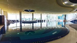 a large lobby with a pool in the middle of a building at Apartment am Kurpark in Bad Segeberg