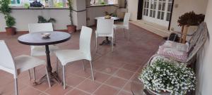 a patio with a table and chairs and a table at B&B Villa Victoria in Ragusa
