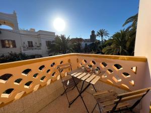 un patio con tavolo e sedie sul balcone. di CoLiving Villa Brasil a Las Palmas de Gran Canaria