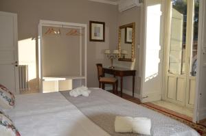 Orlando, quadrupla con bagno privato في ماسكالوتشا: غرفة نوم مع سرير مع مكتب ونافذة
