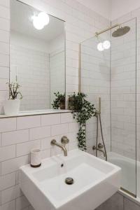 Baño blanco con lavabo y espejo en Royal Channel Retreat - Stunning apartment - glorious views, en Kent