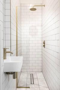 uma casa de banho branca com um lavatório e um chuveiro em Royal Channel Retreat - Stunning apartment - glorious views em Kent