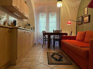 Posezení v ubytování Rustic ground floor apartment in Mala Strana