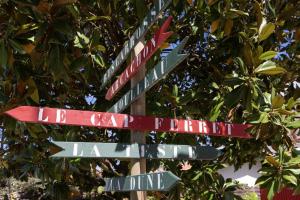 a street sign with arrows pointing in different directions at Résidence Maminotte in La Teste-de-Buch