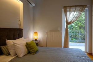 A bed or beds in a room at Marine Luxury Apartment Kalamata