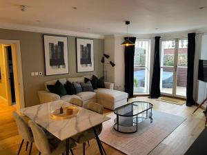 ein Wohnzimmer mit einem Tisch und einem Sofa in der Unterkunft Stunning apartment by The Leas, West End in Kent