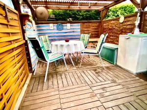 eine Terrasse mit einem Tisch und Stühlen auf einer Terrasse in der Unterkunft Ferienwohnung Sheni in Bad Säckingen