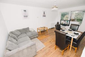 ルートンにあるLuxe Spacious & Central 2Bed Luton Apartment - Free Parking - Free Wi-Fi - Near LTN Airport & L&D Hospitalのリビングルーム(ソファ、テーブル付)