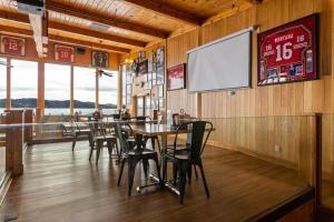 Kelseyville的住宿－Konocti Harbor Resort，一间带桌椅和屏幕的用餐室