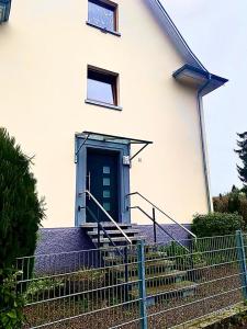 ein Haus mit einer Tür und einer Treppe davor in der Unterkunft Ferienwohnung Sheni in Bad Säckingen